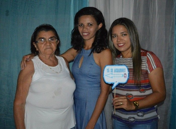 Jovens comemoram formatura com família e amigos. - Imagem 9