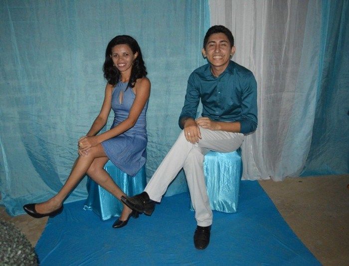 Jovens comemoram formatura com família e amigos. - Imagem 19