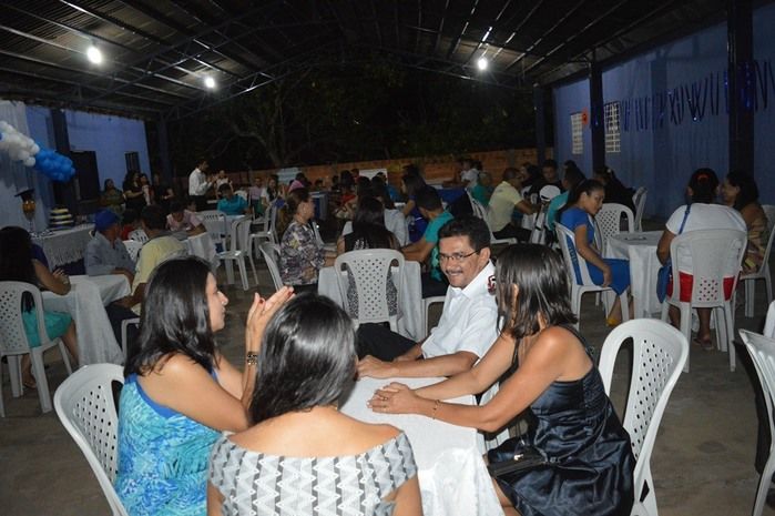 Jovens comemoram formatura com família e amigos. - Imagem 59