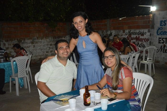 Jovens comemoram formatura com família e amigos. - Imagem 41