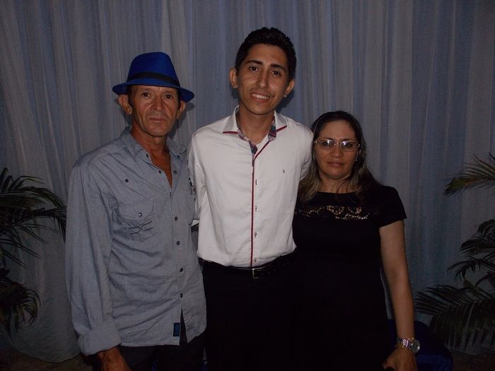 Jovens comemoram formatura com família e amigos. - Imagem 95