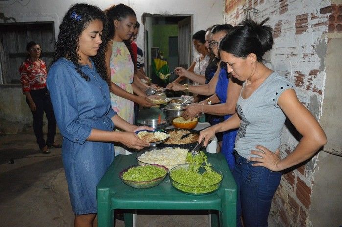 Jovens comemoram formatura com família e amigos. - Imagem 27
