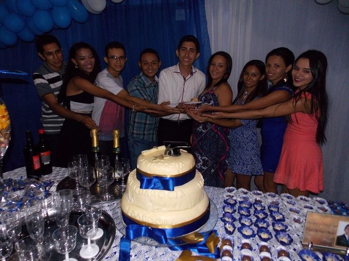 Jovens comemoram formatura com família e amigos. - Imagem 107