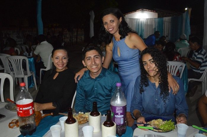 Jovens comemoram formatura com família e amigos. - Imagem 38