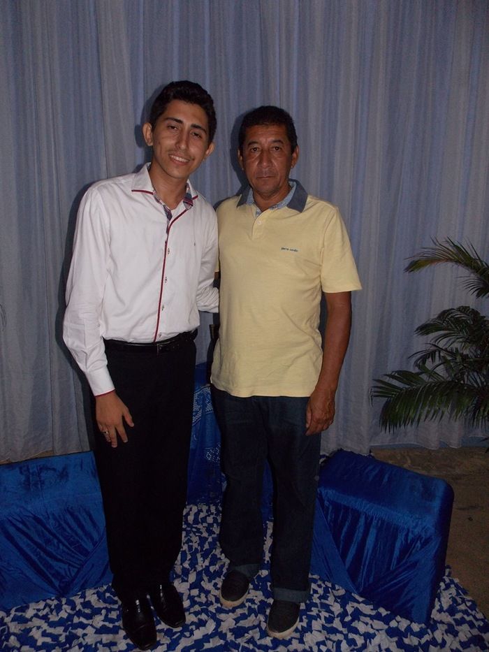 Jovens comemoram formatura com família e amigos. - Imagem 88