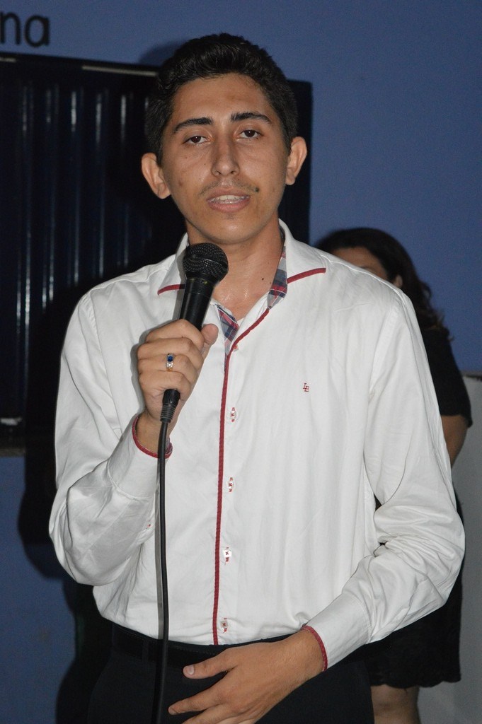 Jovens comemoram formatura com família e amigos. - Imagem 55