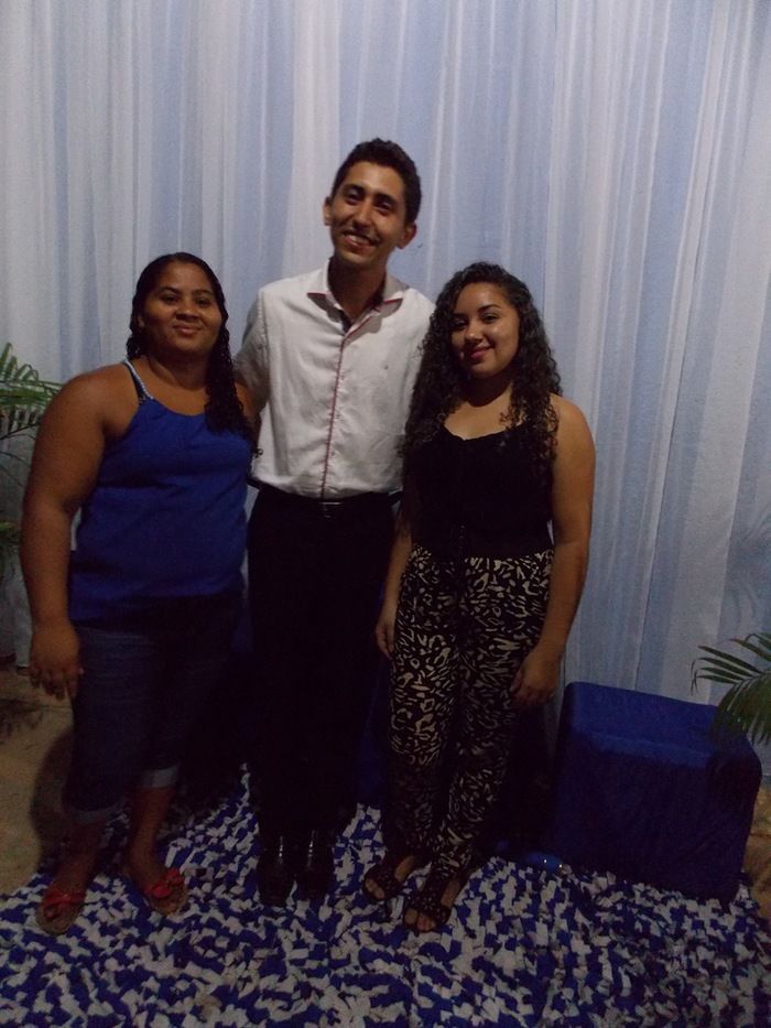 Jovens comemoram formatura com família e amigos. - Imagem 102