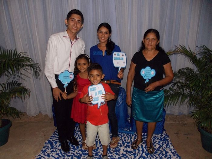 Jovens comemoram formatura com família e amigos. - Imagem 100