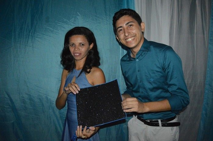 Jovens comemoram formatura com família e amigos. - Imagem 22