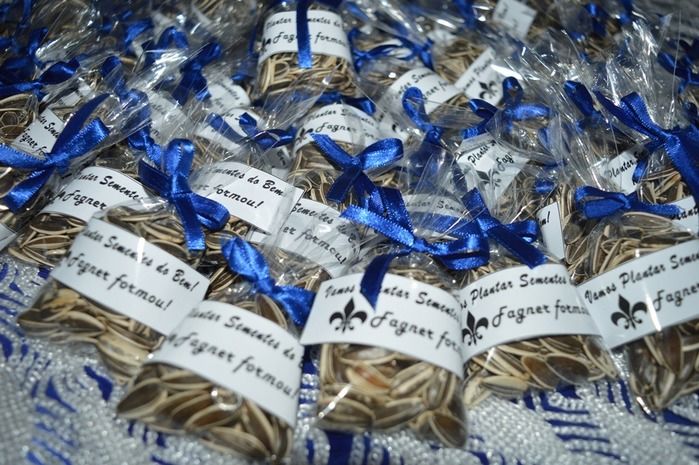 Jovens comemoram formatura com família e amigos. - Imagem 53