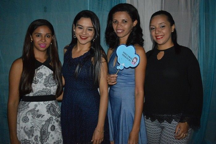 Jovens comemoram formatura com família e amigos. - Imagem 12