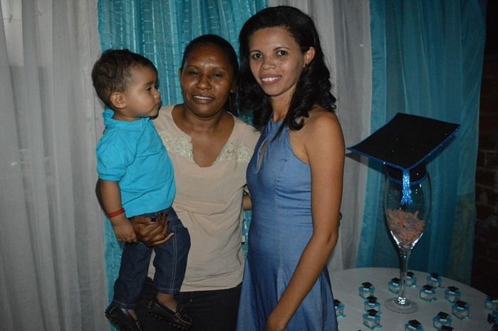 Jovens comemoram formatura com família e amigos. - Imagem 17