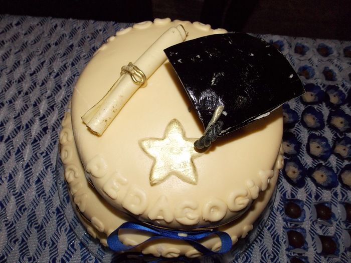 Jovens comemoram formatura com família e amigos. - Imagem 105