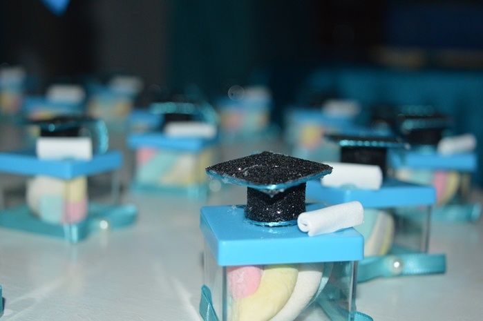 Jovens comemoram formatura com família e amigos. - Imagem 4