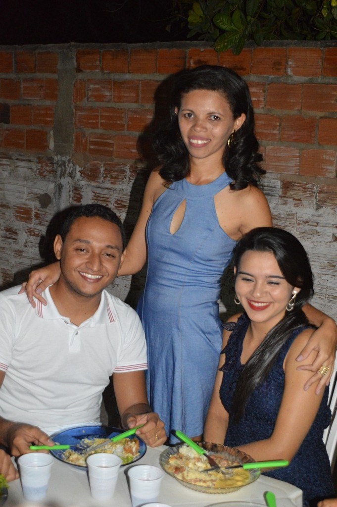 Jovens comemoram formatura com família e amigos. - Imagem 36