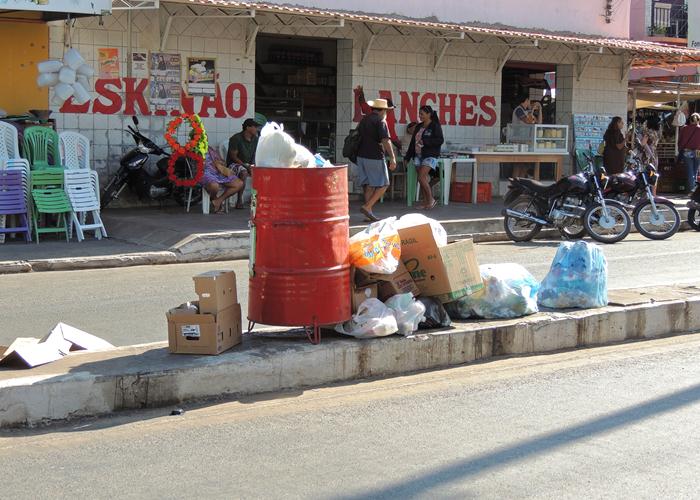Lixo sufoca parte das ruas e avenida de Pedro II  - Imagem 2