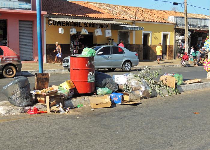 Lixo sufoca parte das ruas e avenida de Pedro II  - Imagem 1