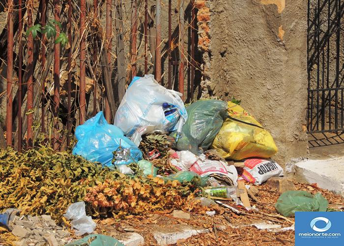 Lixo acumulado próximo ao centro provoca fedor e atrai insetos - Imagem 6