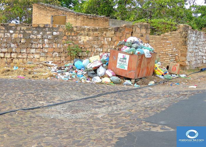 Lixo acumulado próximo ao centro provoca fedor e atrai insetos - Imagem 21