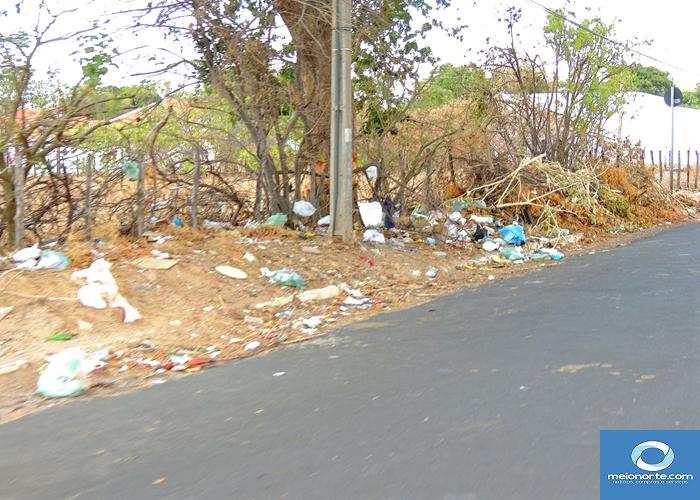 Lixo acumulado próximo ao centro provoca fedor e atrai insetos - Imagem 26