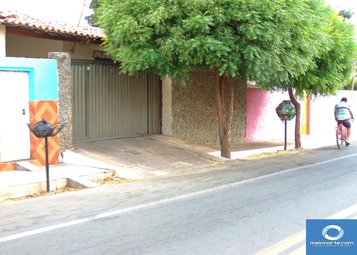 Lixo acumulado próximo ao centro provoca fedor e atrai insetos - Imagem 35