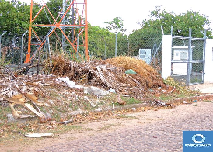 Lixo acumulado próximo ao centro provoca fedor e atrai insetos - Imagem 32