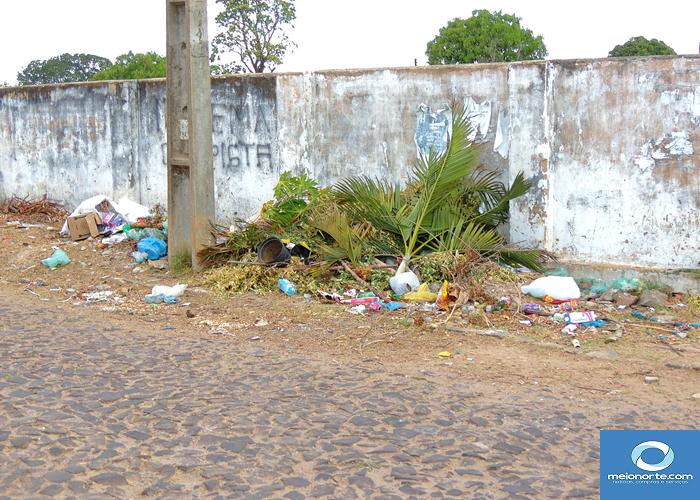 Lixo acumulado próximo ao centro provoca fedor e atrai insetos - Imagem 23