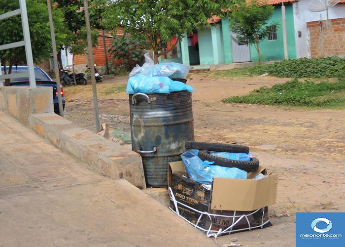 Lixo acumulado próximo ao centro provoca fedor e atrai insetos - Imagem 14