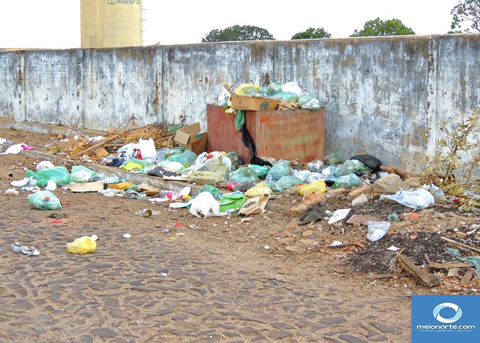 Lixo acumulado próximo ao centro provoca fedor e atrai insetos - Imagem 24