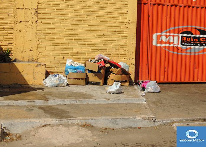 Lixo acumulado próximo ao centro provoca fedor e atrai insetos - Imagem 13