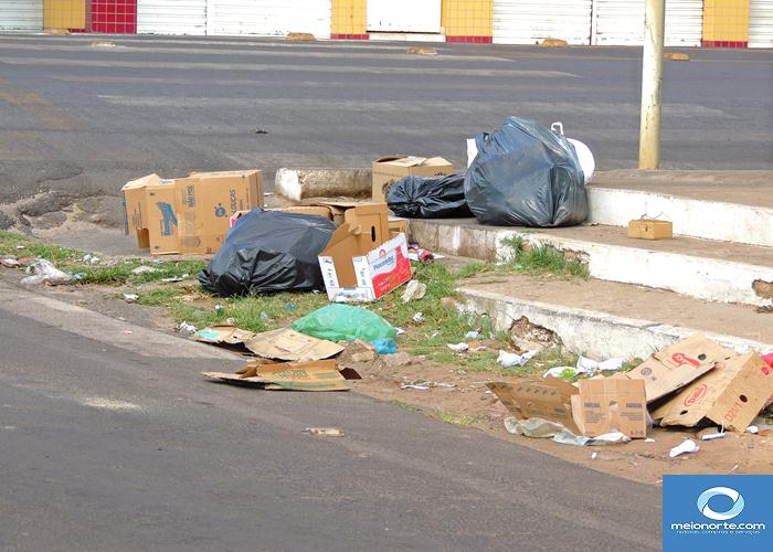 Lixo acumulado próximo ao centro provoca fedor e atrai insetos - Imagem 19
