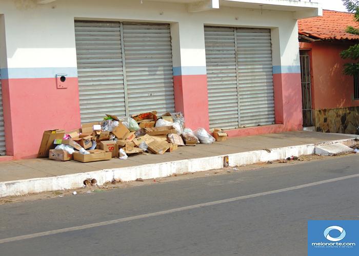 Lixo acumulado próximo ao centro provoca fedor e atrai insetos - Imagem 36