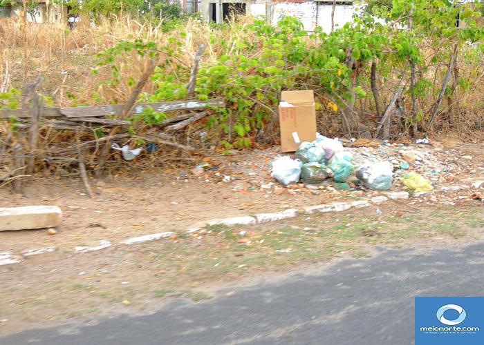 Lixo acumulado próximo ao centro provoca fedor e atrai insetos - Imagem 25