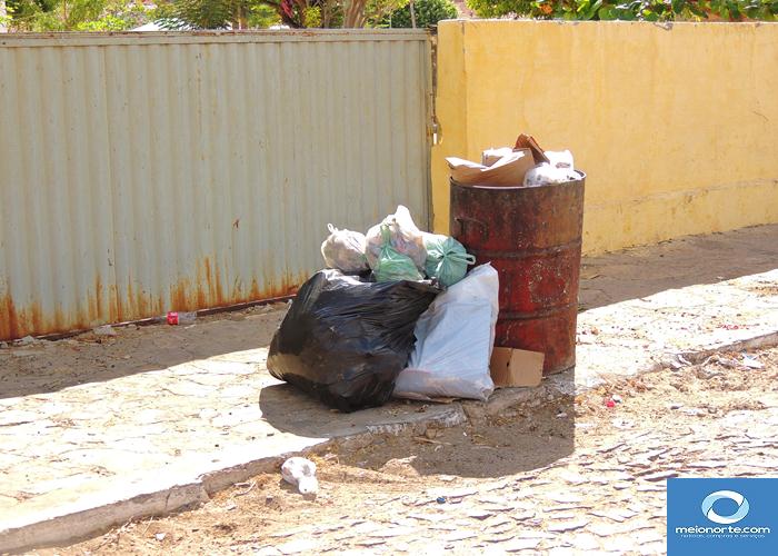 Lixo acumulado próximo ao centro provoca fedor e atrai insetos - Imagem 40