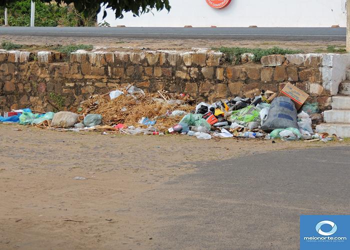 Lixo acumulado próximo ao centro provoca fedor e atrai insetos - Imagem 15