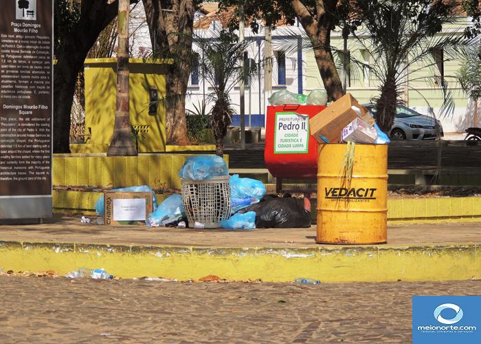 Lixo acumulado próximo ao centro provoca fedor e atrai insetos - Imagem 3