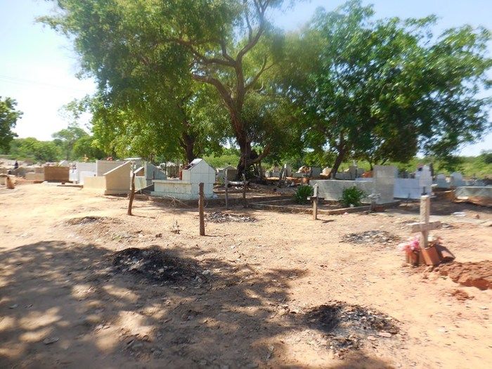 Prefeitura realiza limpeza de Cemitério para o Dia de Finados  - Imagem 1