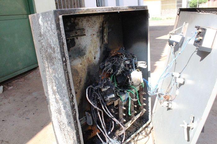 Quadro danificado por problema com energia elética (Crédito: José Carlos da Silva)