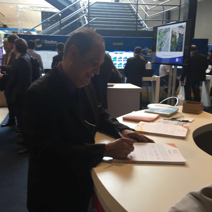 Raimundo Silveira assinando a credencial para o evento (Crédito: Girlene Soares)