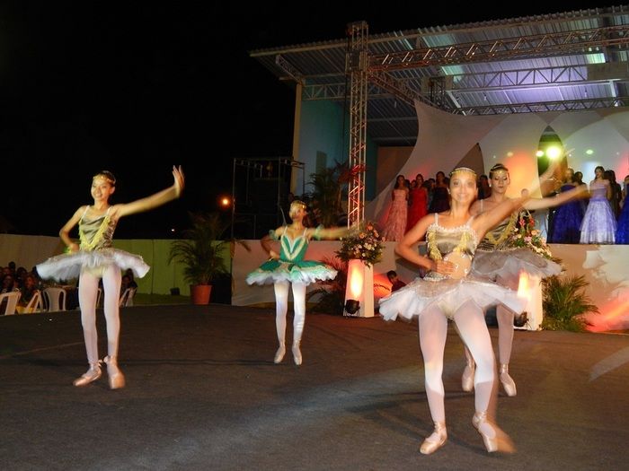 Prefeitura realiza com sucesso a VIII edição Baile Debutantes. - Imagem 33