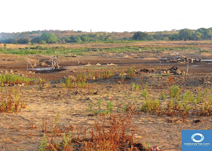 Barreiro da Joana quase seco, população sofrendo aparando água  - Imagem 6