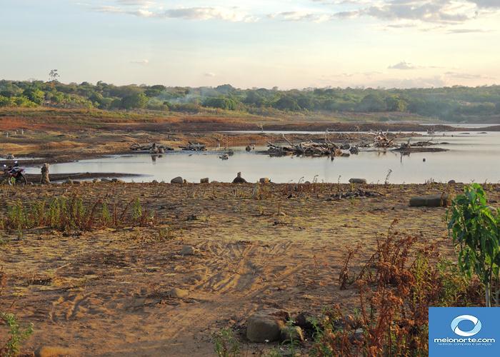 Barreiro da Joana quase seco, população sofrendo aparando água  - Imagem 7