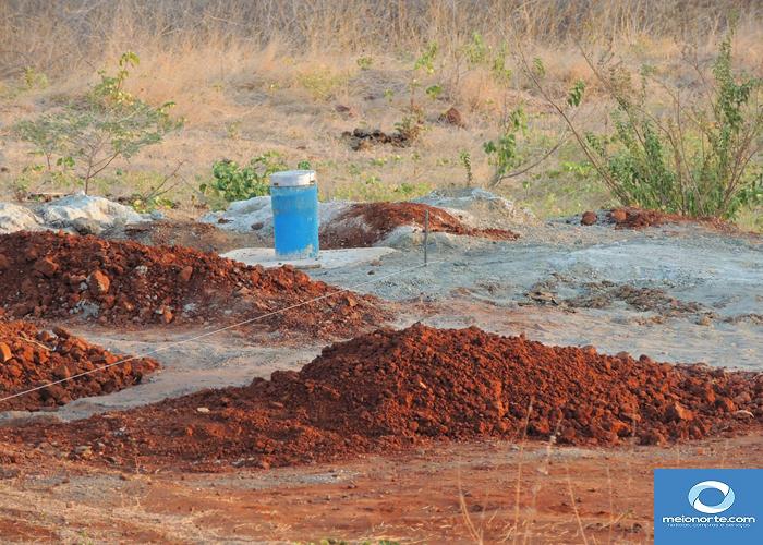 Barreiro da Joana quase seco, população sofrendo aparando água  - Imagem 11