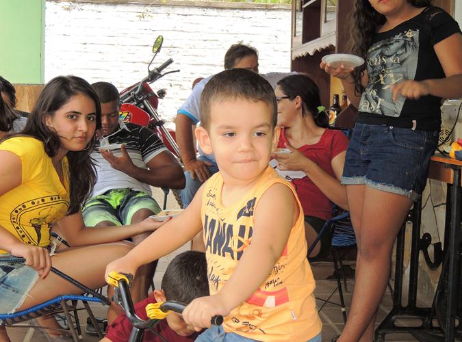 Luis Antônio: Registro do almoço após o batizado na casa dos avós  - Imagem 39