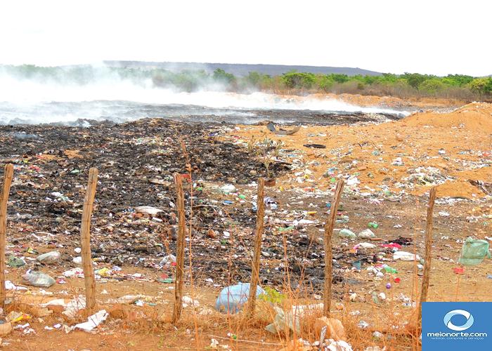 Fumaça tóxica do lixão prejudica saúde da população   - Imagem 15