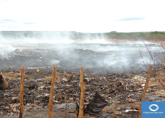 Fumaça tóxica do lixão prejudica saúde da população   - Imagem 24