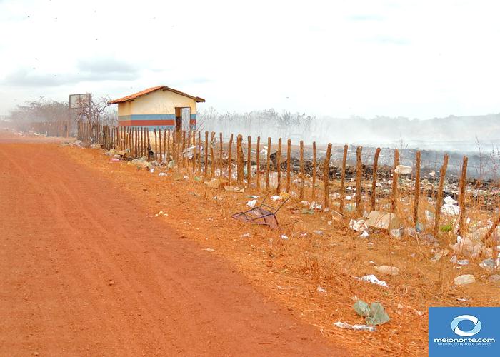 Fumaça tóxica do lixão prejudica saúde da população   - Imagem 18