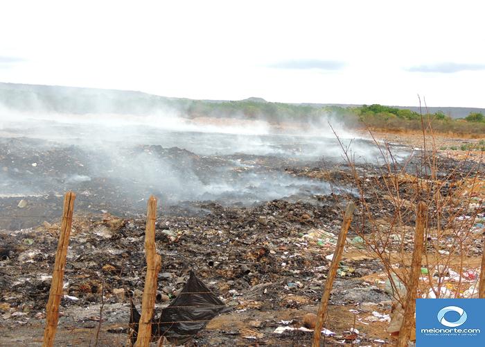 Fumaça tóxica do lixão prejudica saúde da população   - Imagem 25