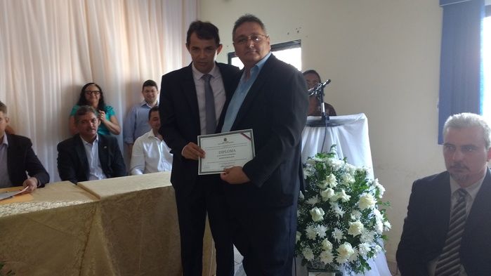Gílson Moura mostra com orgulho Diploma conquistado com muito trabalho à população (Crédito: Aristeu Carvalho)