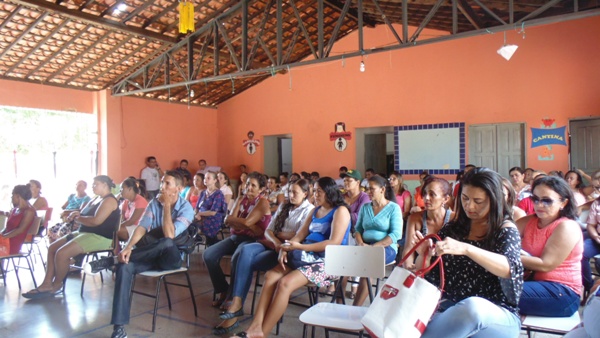 Professores recebem certificados durante reunião de pais de alunos  - Imagem 1